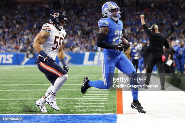 Jahmyr Gibbs of the Detroit Lions scores a touchdown during the second quarter of a game against the Chicago Bears at Ford Field on November 19, 2023...