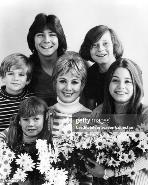 American actress Shirley Jones with the cast of TV sitcom 'The Partridge Family', circa 1972. Clockwise, from bottom left: Suzanne Crough, Brian...
