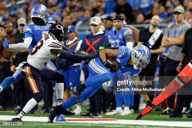 Amon-Ra St. Brown of the Detroit Lions is forced out of bounds by Jaylon Johnson of the Chicago Bears during the first quarter at Ford Field on...