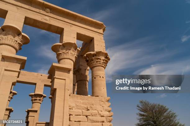 detail of the trajan's kiosk - philae temple complex - island of agilika imagens e fotografias de stock