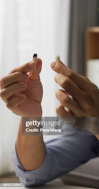 man quit smoking concept - stoppen met roken stockfoto's en -beelden