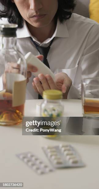 depressed man drink alcohol - nierbekkenontsteking stockfoto's en -beelden