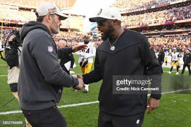 Head coach Kevin Stefanski of the Cleveland Browns and head coach Mike Tomlin of the Pittsburgh Steelers meet after the Browns beat the Steelers...