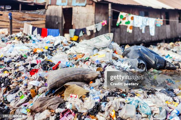 african city slum, lots of garbage - lagos, nigeria - lagos house stock pictures, royalty-free photos & images