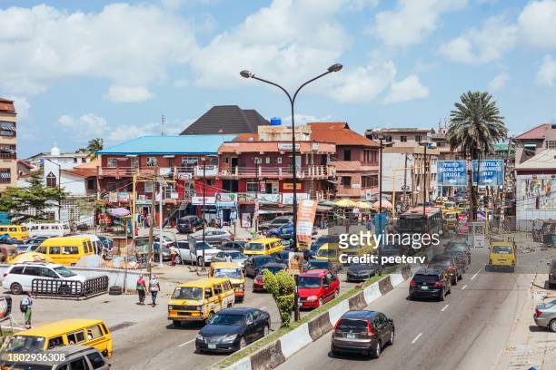 streets of african city - lagos, nigeria - nigeria lagos traffic 個照片及圖片檔