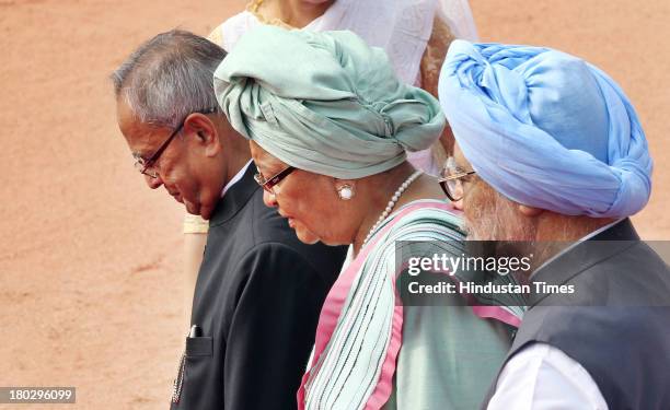 Prime Minister Manmohan Singh, Liberian President Ellen Johnson Sirleaf and President Pranab Mukherjee during Sirleaf's ceremonial reception at...