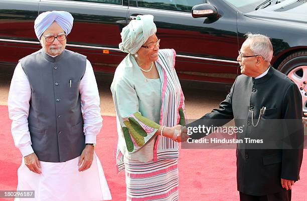 Prime Minister Manmohan Singh, Liberian President Ellen Johnson Sirleaf and President Pranab Mukherjee during Sirleaf's ceremonial reception at...