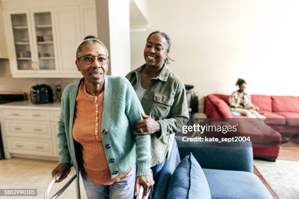 cuidando a los padres ancianos - demencia fotografías e imágenes de stock