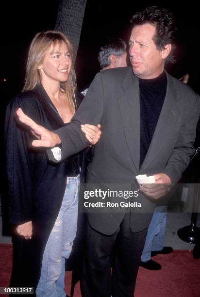 Actor Garry Shandling and girlfriend Linda Doucett attend the "Mrs. Doubtfire" Beverly Hills Premiere on November 22, 1993 at the Academy of Motion...