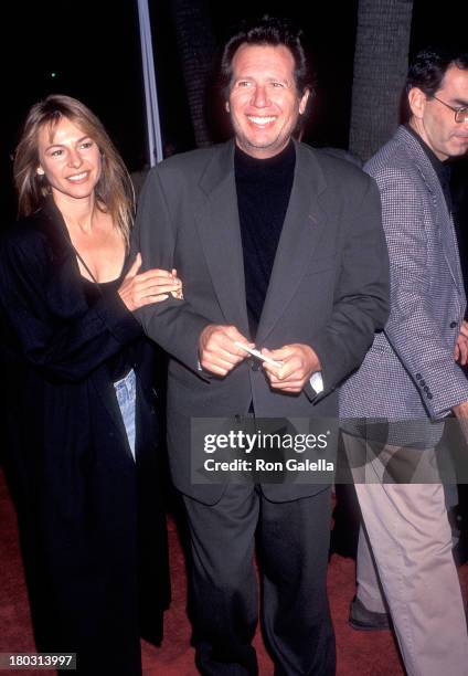 Actor Garry Shandling and girlfriend Linda Doucett attend the "Mrs. Doubtfire" Beverly Hills Premiere on November 22, 1993 at the Academy of Motion...