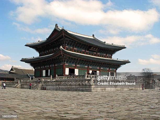 geunjeongjeon main throne hall - gyeongbokgung palace stock pictures, royalty-free photos & images