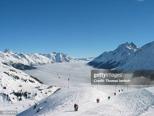 skiing and ski lift in the austrian alps, arlberg - tirol austria fotografías e imágenes de stock