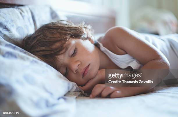 small boy sleeping - kind schlafen stock-fotos und bilder