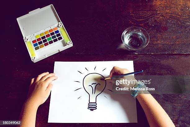 Childs Hands Painting A Picture Of A Light Bulb, Foto de stock