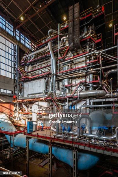 vecchia centrale elettrica abbandonata - broken boiler foto e immagini stock