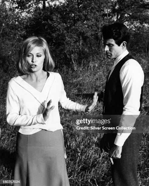 American actors Warren Beatty, as Clyde Barrow, and Faye Dunaway as Bonnie Parker, in 'Bonnie And Clyde', directed by Arthur Penn, 1967.