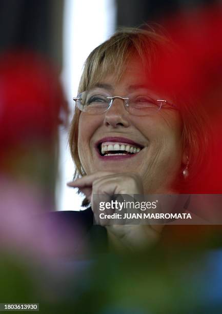 La presidenta de Chile, Michele Bachelet, escucha el discurso del presidente argentino Néstor Kirchner durante un acto realizado después de recorrer...
