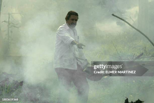 El presidente hondureño Manuel Zelaya camina por una zona incendiada alrededor del Rio Patuca, unos 300 km al este de Tegucigalpa el 17 de abril de...