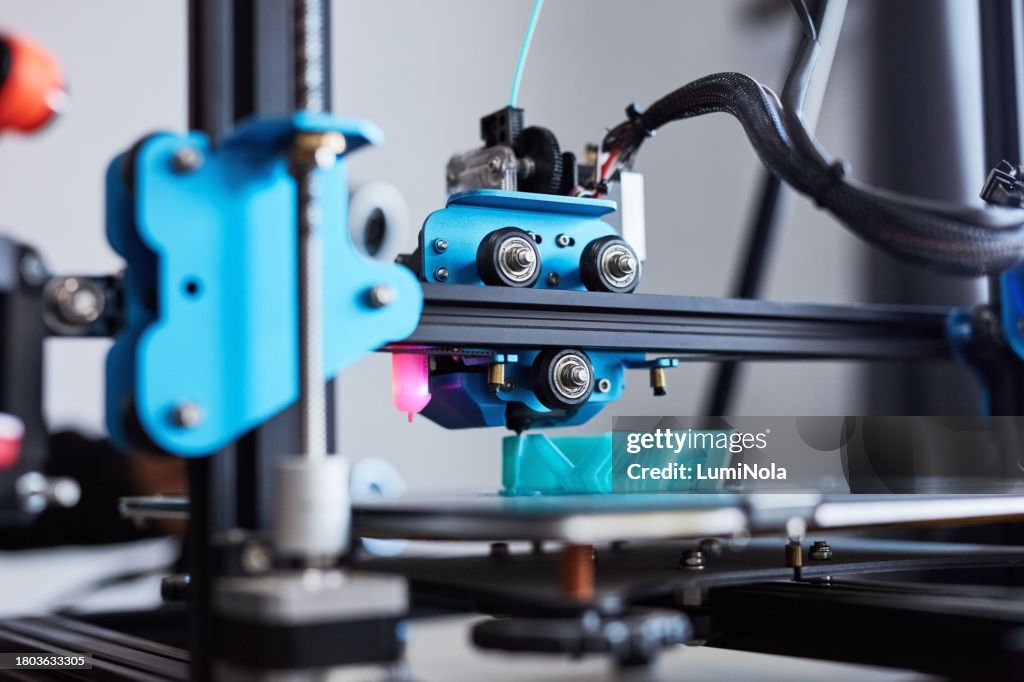 製造業、設計、生産業界における3Dプリンター、自動化、プラスチック。未来、技術とポリマーのプロトタイプ、モデルと創造的な革新、科学と電気機械プロセスのクローズアップ