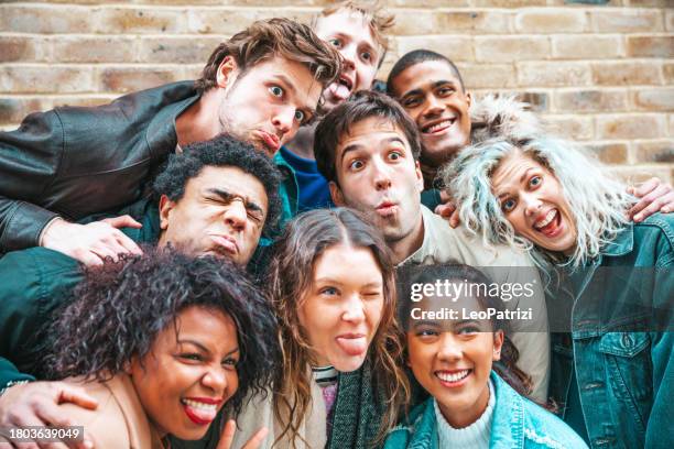 gruppen-selfie mit lustigen gesichtern - international student day stock-fotos und bilder