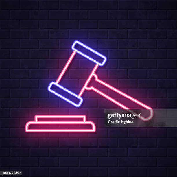richter hammer. leuchtende neon-ikone auf backsteinwandhintergrund - gebot stock-grafiken, -clipart, -cartoons und -symbole