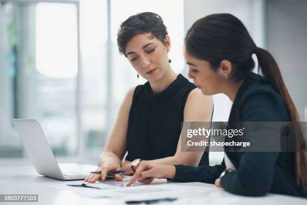 businesswoman, team and pointing at document in office for reading, report or review in customer care. people, together and partnership for talk, collaboration and strategy for future, growth or sale - feedback stockfoto's en -beelden