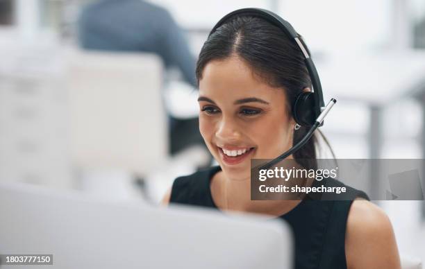 mujer feliz, cara y auriculares en call center para atención al cliente, telemarketing o soporte en la oficina. la persona, consultora o agente femenina sonríe con auriculares para obtener asesoramiento en línea o ayuda en el lugar de trabajo - microphone desk fotografías e imágenes de stock