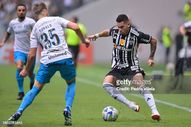 Paulinho of Atletico Mineiro and Ronald of Gremio fight for the ball during a match between Atletico Mineiro and Gremio as part of Brasileirao 2023...