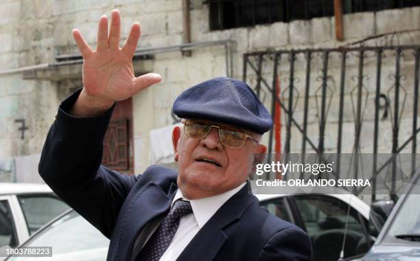 El ex dictador guatemalteco Oscar Humberto Mejía Victores saluda a simpatizantes al abandonar la Torre de Tribunales en Ciudad de Guatemala, el 08 de...