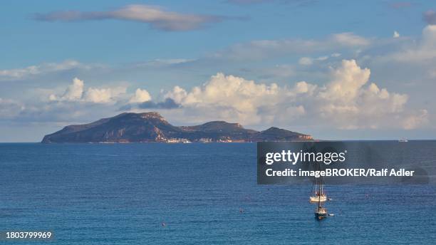 sailing boats, levanzo island, scogliera di cala rossa, cala rossa, favignana, egadi islands, sicily, italy - scogliera stockfoto's en -beelden