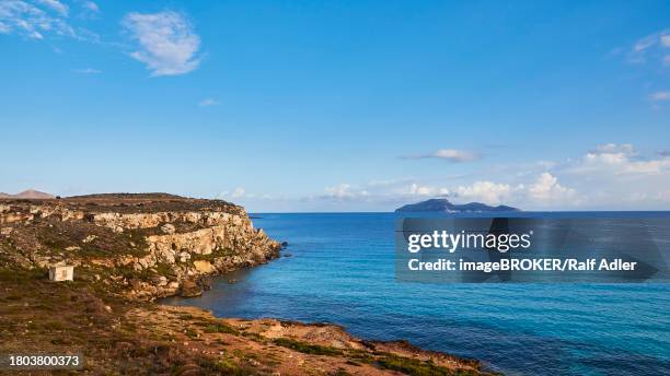 rocky coast, sailing boats, levanzo island, scogliera di cala rossa, cala rossa, favignana, egadi islands, sicily, italy - scogliera stockfoto's en -beelden