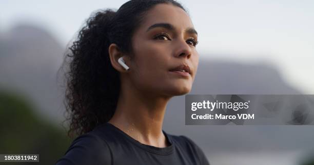 de la musique, de la réflexion et une athlète féminine sérieuse qui court dans la nature pour un marathon, une course ou un entraînement de compétition. sports, fitness et jeune femme faisant de l’entraînement cardio ou de l’exercice en écoutan - fitness or vitality or sport and women photos et images de collection