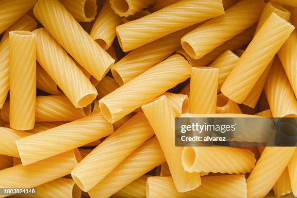 marco completo de pasta rigatoni cruda - pasta fotografías e imágenes de stock