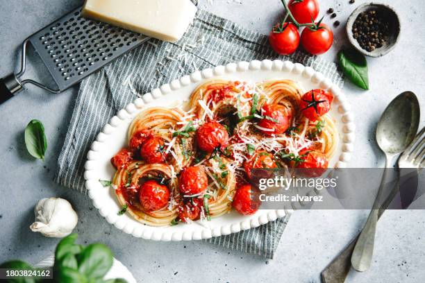 pasta piccante al pomodoro e basilico appena preparata servita su un piatto - pasta al pomodoro foto e immagini stock