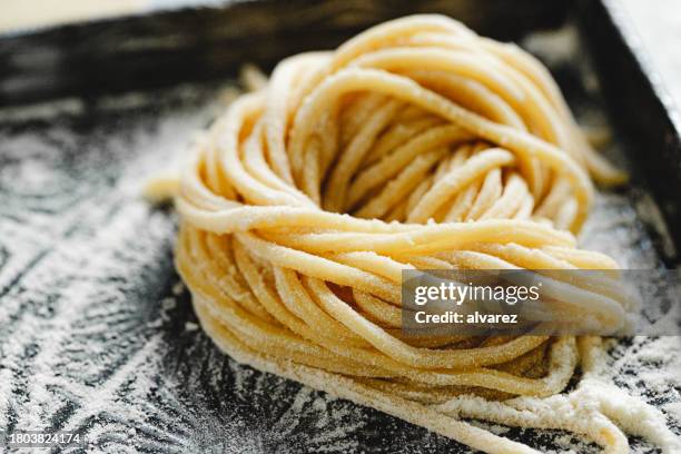 キッチンカウンターの上の自家製スパゲッティの接写 - linguine ストックフォトと画像