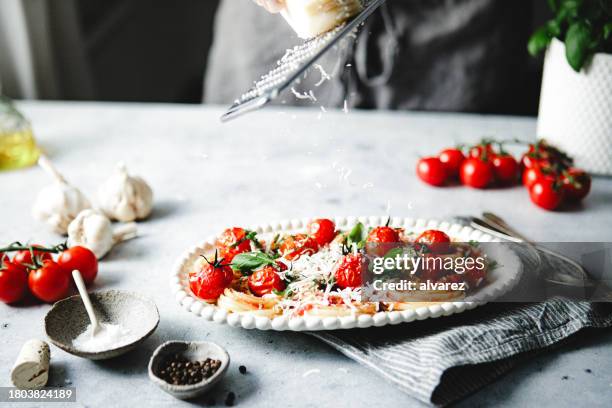 primo piano di uno chef che prepara la pasta di spaghetti in cucina - pasta al pomodoro foto e immagini stock