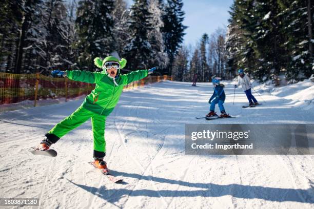 familia divirtiéndose esquiando juntos en un día soleado de invierno - funny snow skiing fotografías e imágenes de stock