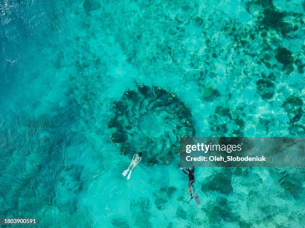 vista aérea de una pareja buceando cerca de las estatuas submarinas - tubo fotografías e imágenes de stock