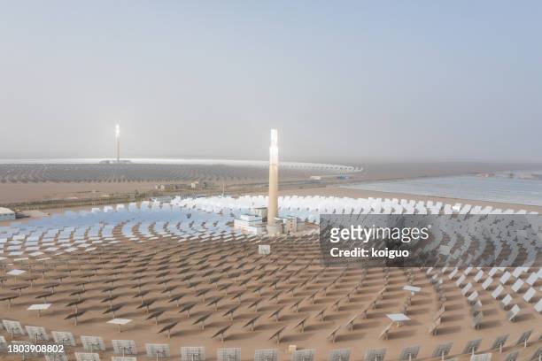 molten salt tower concentrated solar thermal power plant - 大砂嵐 ストックフォトと画像