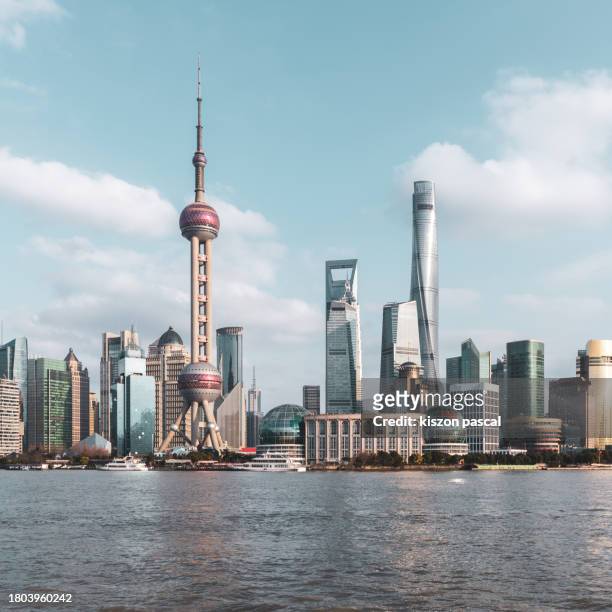 lujiazui financial district in shanghai during day , china , asia - the bund foto e immagini stock