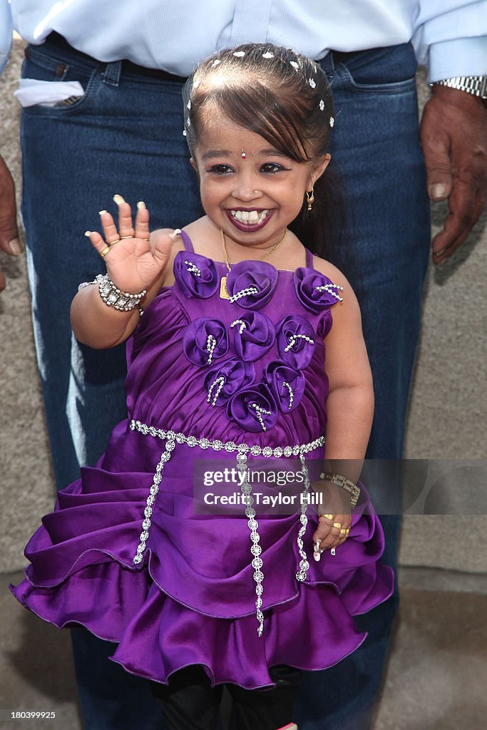 Jyoti Amge Visits The Empire State Building