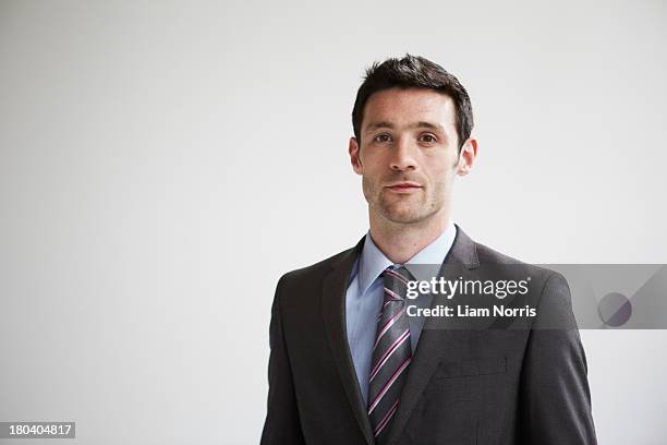 candid portrait of businessman - camisa e gravata - fotografias e filmes do acervo