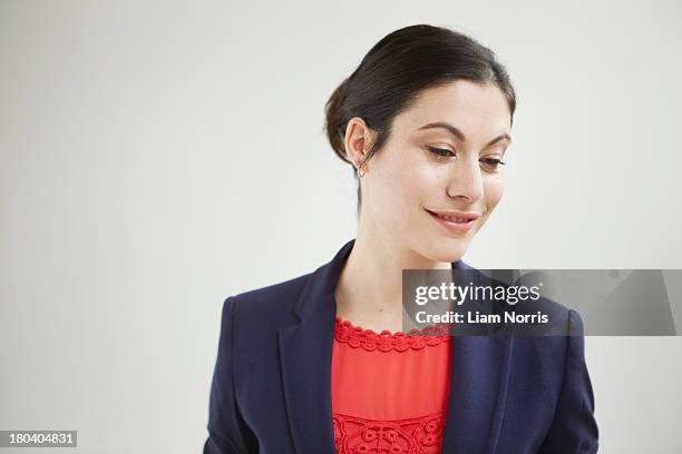 candid portrait of businesswoman - look down - fotografias e filmes do acervo