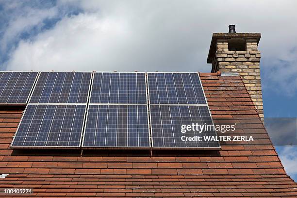 close up of house roof with solar panels - einfamilienhaus mit solarzellen stock-fotos und bilder