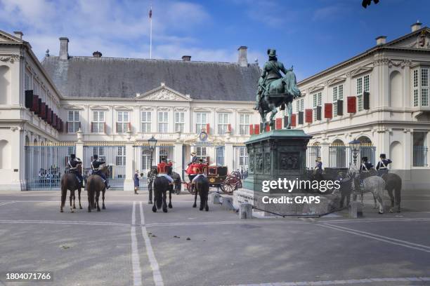 royal ceremony in front of the hague's noordeinde palace - noordeinde palace stock pictures, royalty-free photos & images