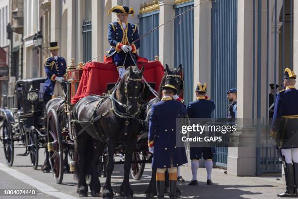 royal ceremony in front of the hague's noordeinde palace - paleis noordeinde stockfoto's en -beelden