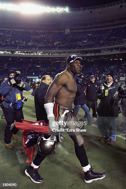 Simeon Rice Body Eagles Vs Buccaneers 2003 Photos and Premium High Res Pictures - Getty ...