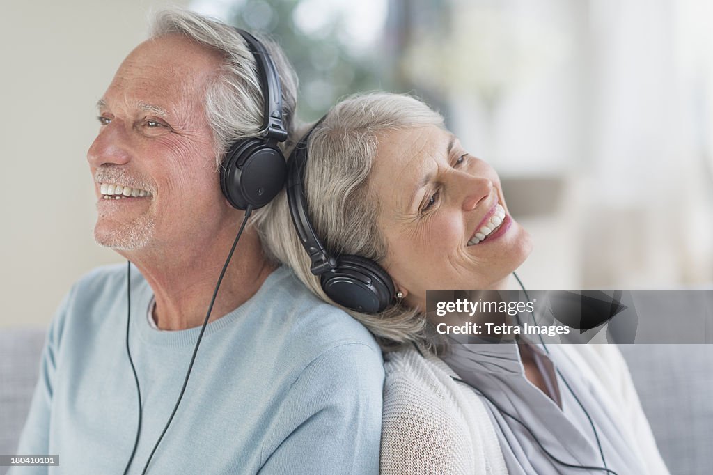 USA, New Jersey, Jersey City, Senior couple listening to music at home