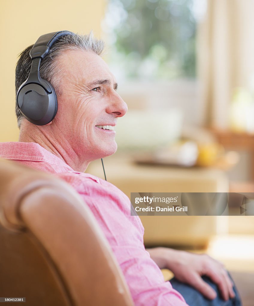 USA, New Jersey, Jersey City, Man with headphones