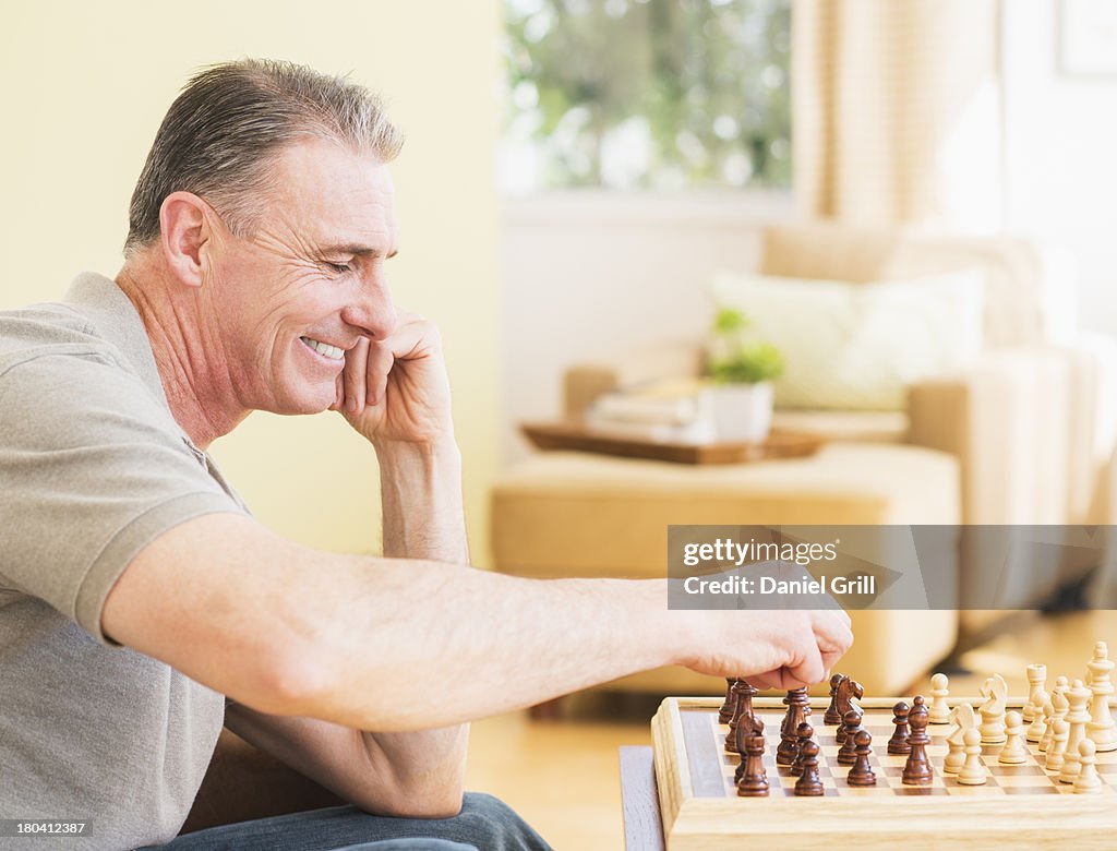 USA, New Jersey, Jersey City, Ma playing chess